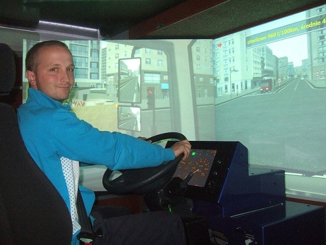 Piotr Górecki sprawdzał umiejętności kierowania pojazdem w trudnych warunkach i uczył się jeździć ekonomicznie.