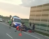 Tragiczny wypadek motocyklisty na autostradzie A1 w Woźnikach. Mężczyzna nie przeżył zderzenia z ciężarówką. Autostrada jest zablokowana