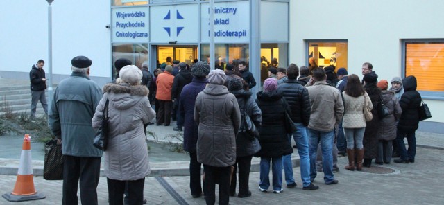 W takich kolejkach stoją w grudniu chorzy do centr&oacute;w onkologicznych (na zdjęciu Rzesz&oacute;w). Pomorscy lekarze rodzinni protestując przeciwko odpłatności za pakiet onkologiczny są przekonani, że za p&oacute;ł roku będą musieli odmawiać chorym skierowań na badania, bo nie będą mieli czym za nie zapłacić.