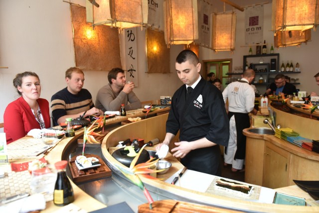 Podczas wiosennej edycji akcji "Toruń za pół ceny" dużym zainteresowaniem cieszył się Dom Sushi. Na zdjęciu kucharz Łukasz Grzecznowski.