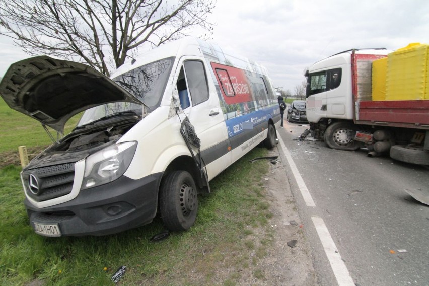 Karambol na drodze Wrocław - Świdnica. 9 osób rannych, w tym dwie ciężko