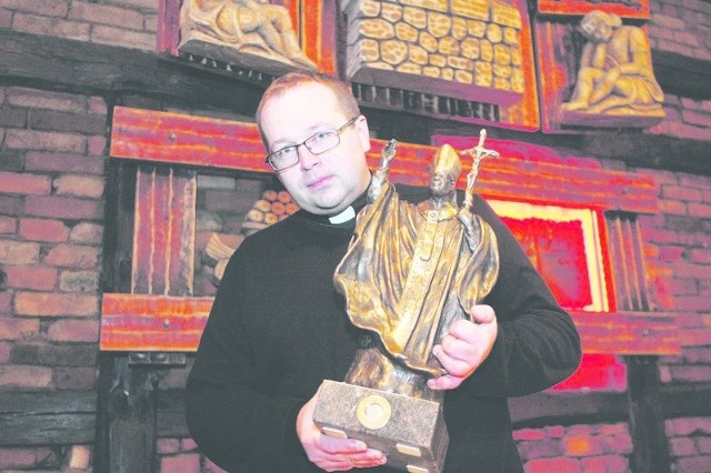 Ks. Tomasz Roda przywiózł relikwie Jana Pawła II z Lednicy pod Poznaniem