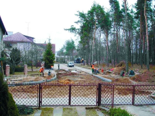 Teraz drogowcy kończą układanie ulic i chodników na ul. Świerkowej. Później zajmą się budową ul. Krótkiej.