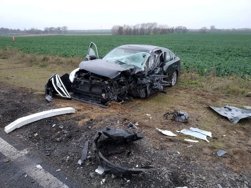 Groźny wypadek we Włókach pod Bydgoszczą. Zderzenie ciężarówki i auta osobowego [zdjęcia]