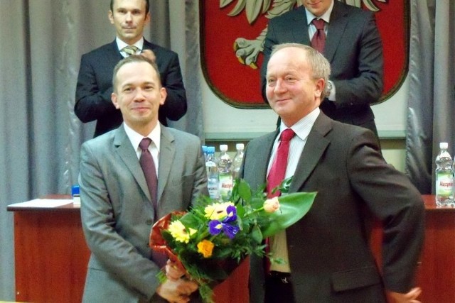 Gdy Maciej Sonik (z lewej) zmieniał po wyborach samorządowych Alberta Machę, były kwiaty i uściski dłoni. Ale po tych gestach nic nie zostało, bo panowie nadal są na wojennej ścieżce.