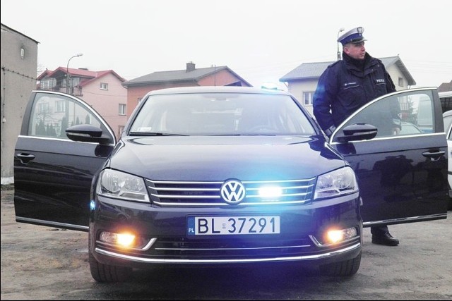 Nowy passat łomżyńskiej drogówki rozpędza się bez wysiłku do 250 km/h. Mł. asp. Jarosław Nowakowski przyznaje, że zdarzają się tacy, którzy próbują uciekać przed drogówką. Teraz nie mają raczej szans.