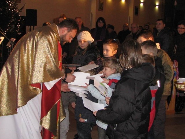 Dzieci przygotowały rysunki, na których przedstawiły, za co dziękują Panu Bogu