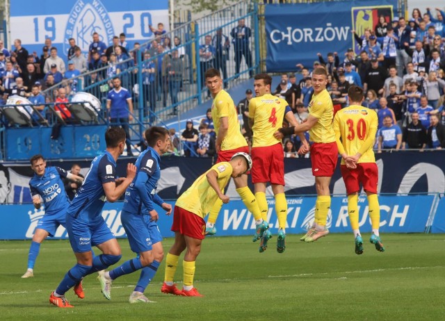 01.05.2022. Mecz Ruchu Chorzów ze Zniczem Pruszków w 31. kolejce eWinner 2. Ligi zakończył się remisem 0:0.   Zobacz kolejne zdjęcia. Przesuwaj zdjęcia w prawo - naciśnij strzałkę lub przycisk NASTĘPNE