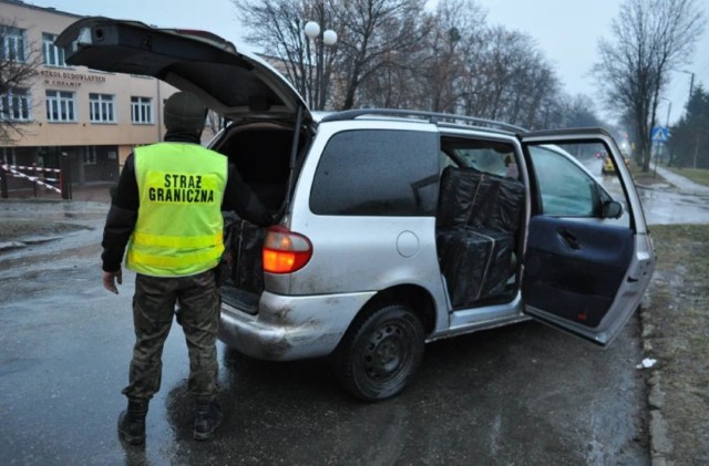 Chełm: Uciekał przed strażą graniczną i wjechał w latarnię