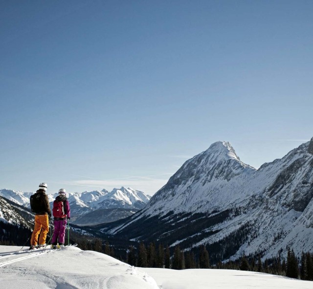 Ośrodki narciarskie na austriackiej stronie Zugspitze, włącznie z regionem lodowcowym na najwyższym szczycie Niemiec, już czekają na fanów sportów zimowych