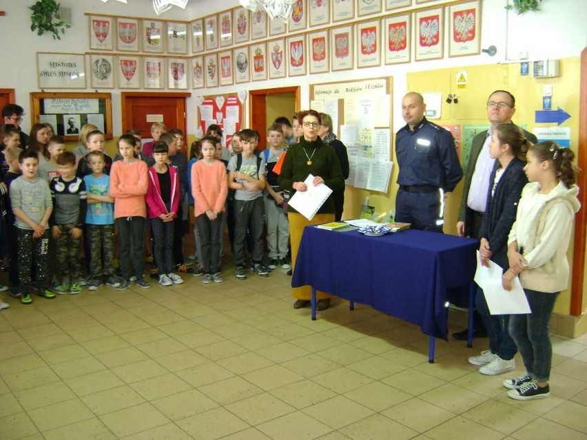 Gmina Zwoleń. Spotkanie policjantów z uczniami w Publicznej Szkole Podstawowej w Sydole 