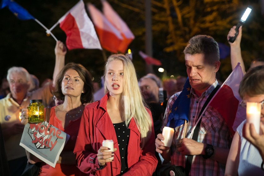 Łańcuch światła dla sądów. Tak protestowali mieszkańcy Krakowa [ZDJĘCIA]