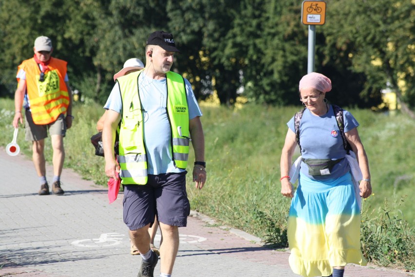 Oświęcimscy pątnicy w pięciu grupach z dekanatów:...