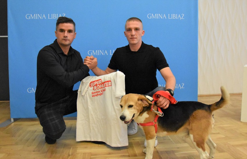 Zbigniew Czernikowski (po lewej), Szymon Kania i pies Arnold