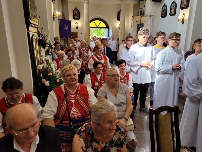 Ksiądz Jan Godek z parafii w Lisowie w gminie Jastrzębia pożegnany przez mieszkańców. Przed nim nowe wyzwania