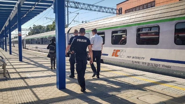W środowe popołudnie kierownik pociągu Intercity jadącego z Wrocławia do Gdyni wezwał policję na dworzec w Lesznie, gdzie zatrzymywał się skład. Powodem była pasażerka, która nie miała maseczki. Zobacz więcej zdjęć ---->