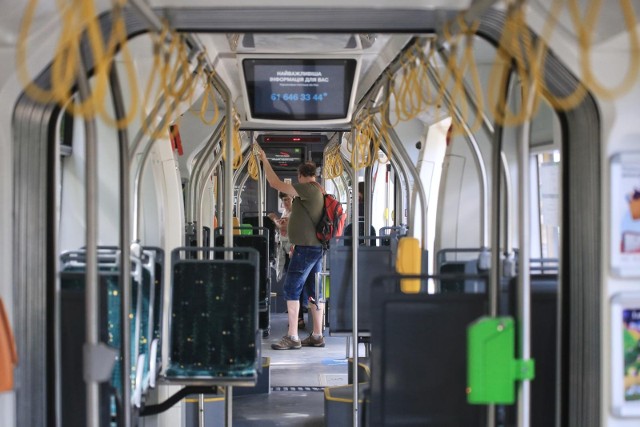 Reklama wyświetlona w poznańskim tramwaju sprawiła, że w internecie zawrzało.