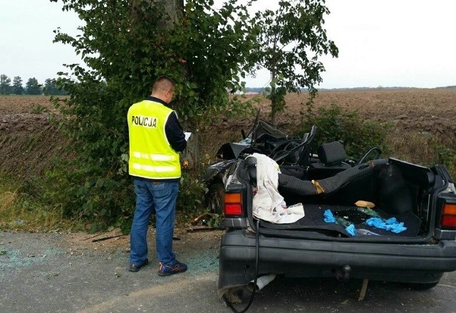 Policjanci pod nadzorem prokuratora wyjaśniają okoliczności i przyczyny tego tragicznego wypadku.