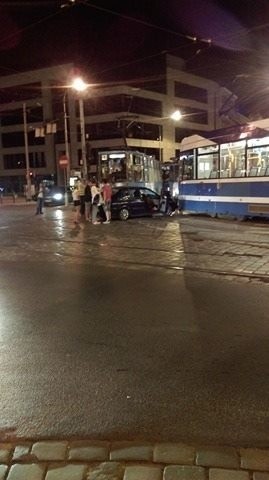 Wypadek na Kołłątaja. Samochód między tramwajami [ZOBACZ]