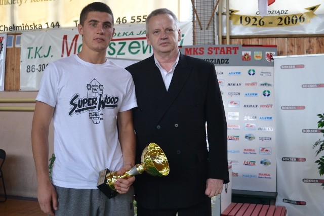 Kasjusz Życiński (Sako Gdańsk) odebral od starosty Marka Szczepanowskiego puchar za najładniejszą walkę finalową, która stoczył z Mateuszem Kowalczykiem (Carbo Gliwice)