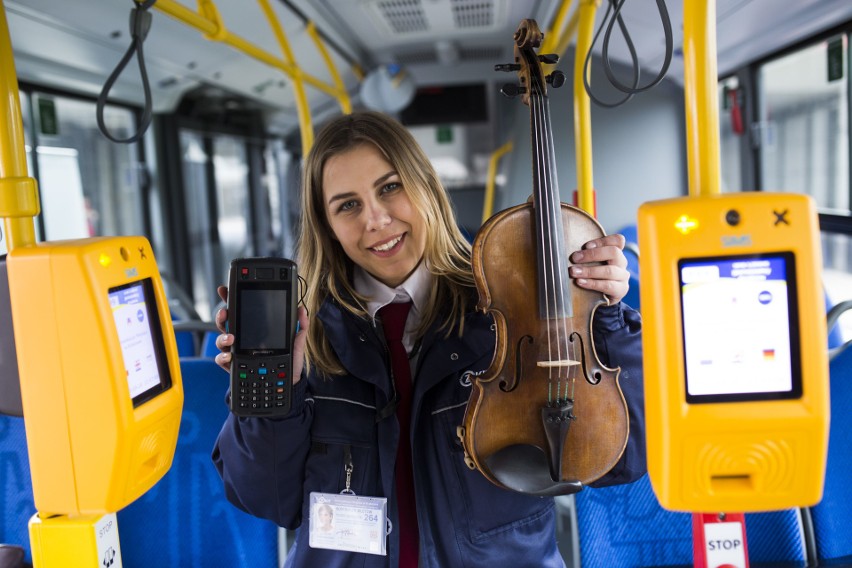 Mobilność w Krakowie. Kontrolerka biletów zagrała na...