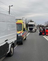 Wypadek na drodze krajowej nr 7 pod Krakowem. Zderzenie radiowozu z samochodem dostawczym