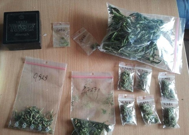 Ełccy kryminalni zatrzymali 34-letniego mieszkańca miasta za posiadanie 20 gramów marihuany i 160 paczek papierosów bez polskich znaków akcyzy.