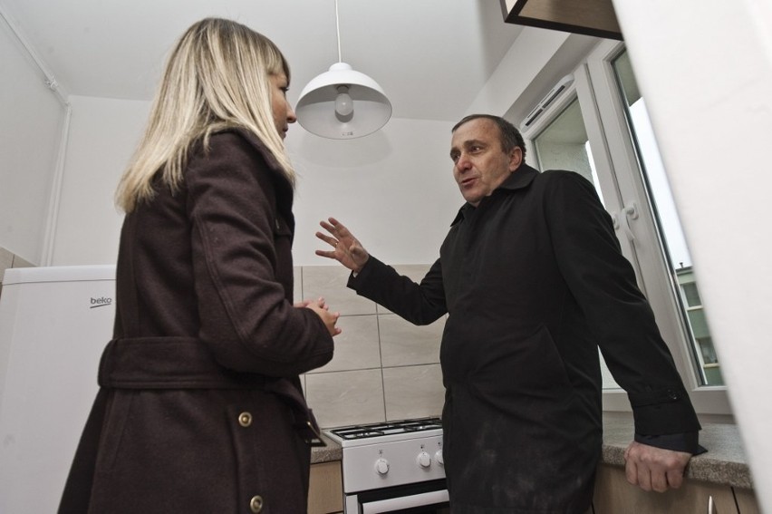 Podczas wizyty w Koszalinie minister Grzegorz Schetyna wręczał klucze do mieszkania [wideo, zdjęcia]