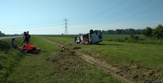 Samochód z truskawkami dachował na autostradzie A4.