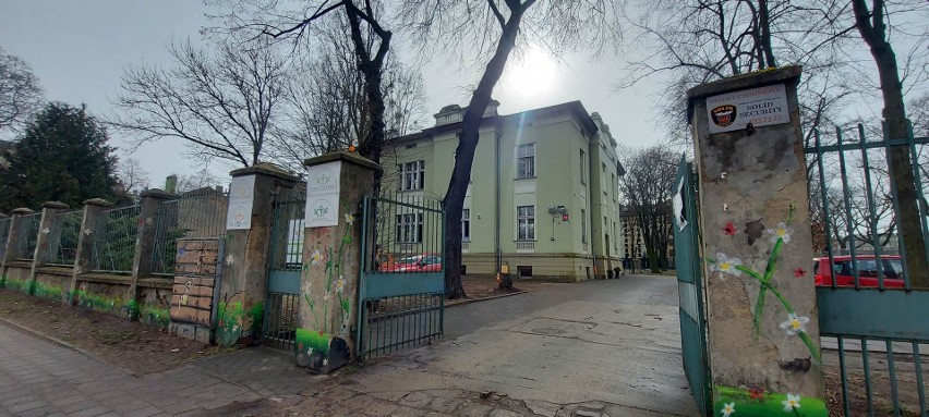 Pożar w szkole podstawowej przy ul. Senatorskiej w Łodzi. Ewakuowano 150 osób, podłogi pokryła sadza ZDJĘCIA
