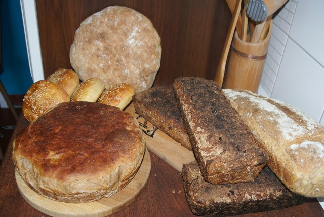 Chleb na zakwasieDo wypieku pysznego domowego chleba nie potrzeba wielu wymyślnych i drogich akcesoriów.
