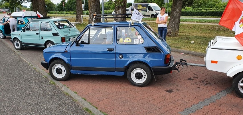 Pasjonaci legendarnych fiatów 126p z Chodzieży jadą na wczasy nad morze ZDJĘCIA