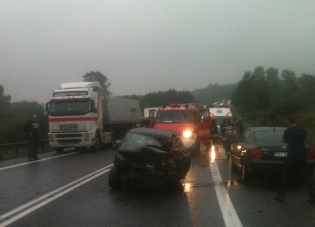 Wypadek na trasie Kielce-Busko w miejscowości Młyny.