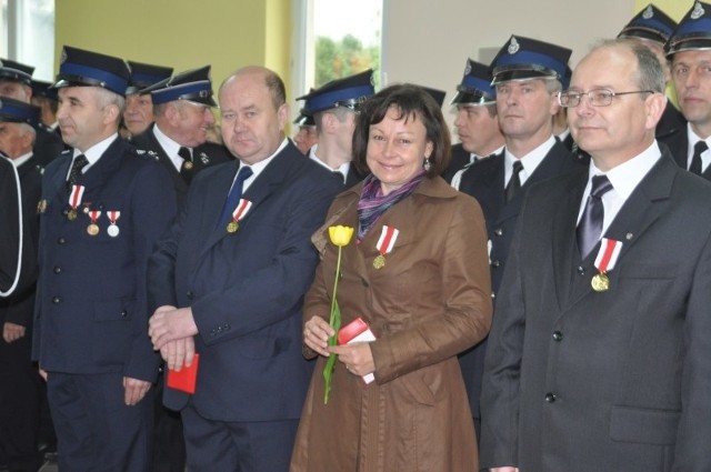 Złote medale "Za zasługi dla pożarnictwa&#8221; otrzymali między innymi (od prawej): burmistrz Końskich Krzysztof Obratański, Marzena Kądziela z "Echa Dnia&#8221;, Wiesław Umański i Andrzej Gorzela.