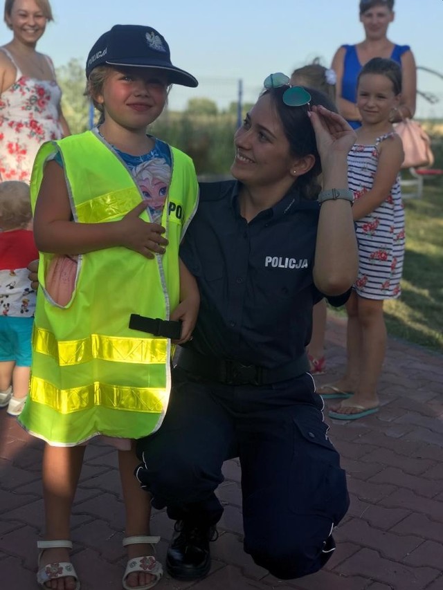 Festyn był okazją, by policjantki przypomniały dzieciom o zasadach bezpieczeństwa.
