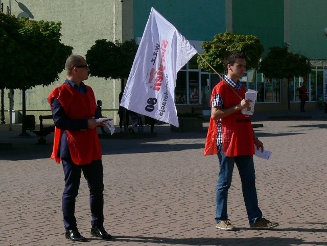 Na Placu Bartosza Głowackiego o możliwości wprowadzenia bezpłatnej komunikacji w Tarnobrzegu mówili we wtorek m.in. (od lewej) Patryk Kosela, rzecznik prasowy Komisji Krajowej WZZ "Sierpień 80" i Łukasz Ługowski, organizator kampanii.