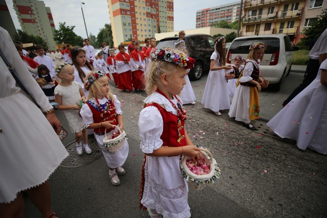 Procesja z Najświętszym Sakramentem wyruszyła z Bazyliki w Bogucicach. Następnie wierni szli w procesji ulicami: Leopolda, Katowicką, Wajdy, Hoppego, Na Obrzeżu, Ks. Blachnickiego i Ludwika. Niektóre okna wzdłuż tych ulic udekorowane były chrześcijańskimi symbolami.