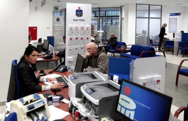 Szczeciński oddział PKO BP w nowej siedzibie Od poniedziałku klienci PKO BP obsługiwani są w nowej siedzibie banku przy al. Niepodległości w Szczecinie.