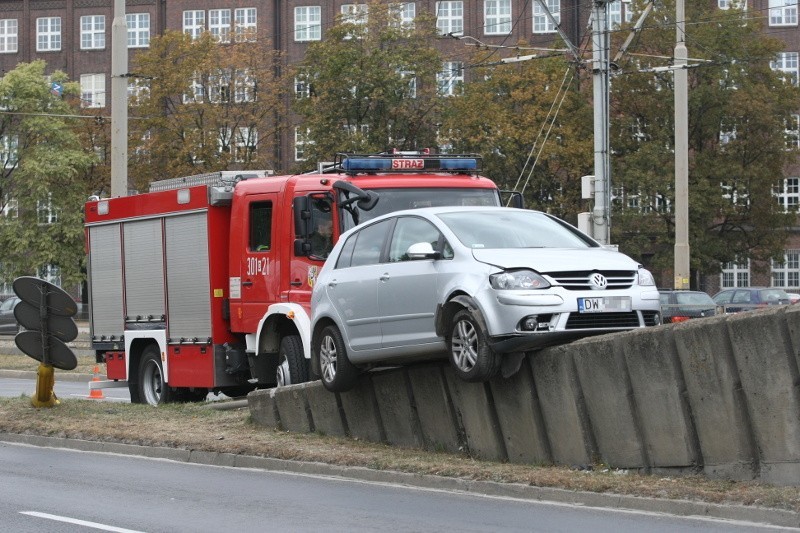 Wypadek na placu Społecznym. Volkswagen nie trafił na "ślimaka" nad placem