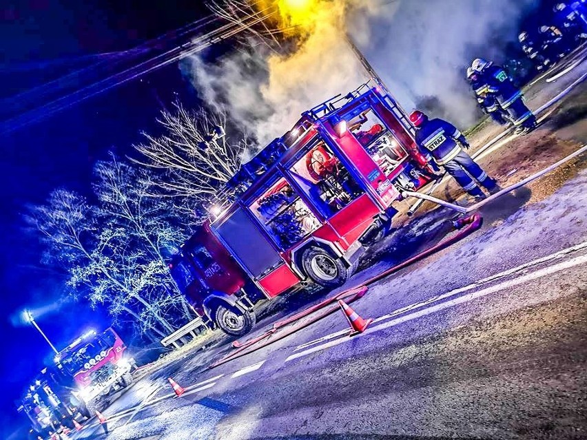 Lubomierz. Siedem straży pożarnych gasiło nocny pożar drewnianego budynku