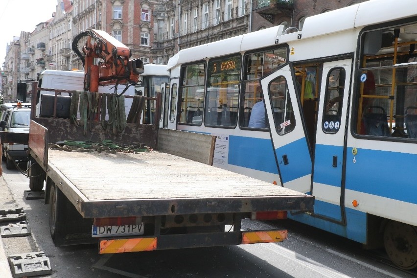 Wypadek na Traugutta. Dźwig wyrwał drzwi tramwaju (ZDJĘCIA)