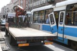 Wypadek na Traugutta. Dźwig wyrwał drzwi tramwaju (ZDJĘCIA)