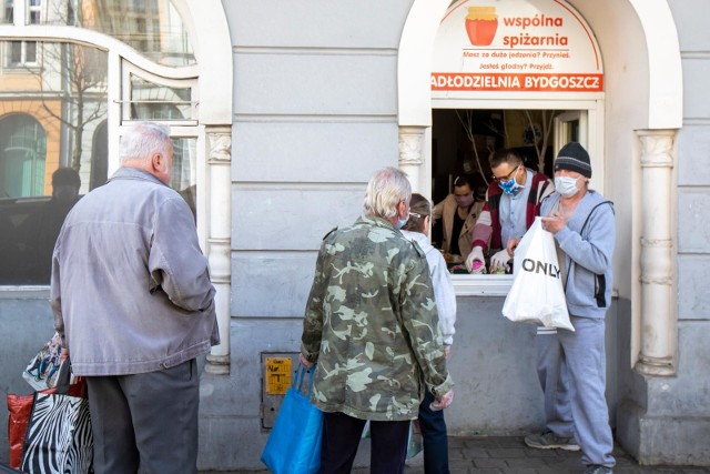 Według Bank&oacute;w Żywności w Polsce w skrajnym ub&oacute;stwie może żyć nawet 1,6 mln os&oacute;b, a rocznie marnujemy ok. 9 mln ton żywności - ale to dane sprzed pandemii. W jej trakcie temu, co wkładamy do sklepowych w&oacute;zk&oacute;w i jak gotujemy przyjrzała się, m.in. dr Jolanta Tkaczyk, ekspertka ds. analiz rynkowych i zachowań konsumenckich z Akademii Leona Koźmińskiego w Warszawie. Okazuje się, że kupujemy z głową (choć więcej, to rzadziej), gotujemy w domach, a przez to oszczędzamy i nie marnujemy aż tyle jedzenia. 