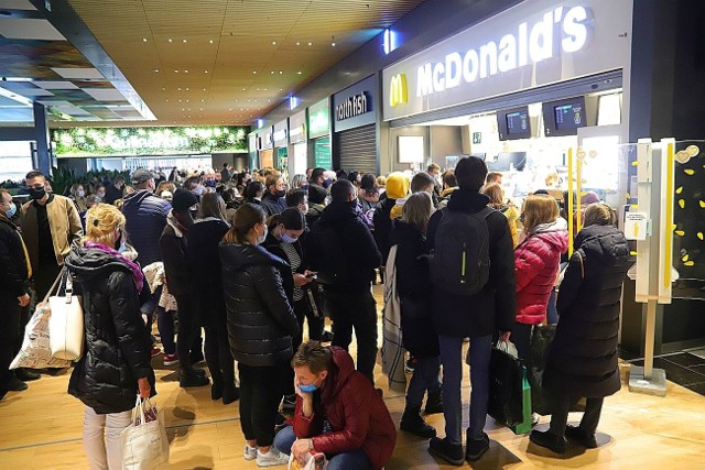 Łódź W Manufakturze jest dziś tyle klientów co zwykle w weekend przedświąteczny. Kolejki do sklepów i w strefie restauracji ZOBACZCIE CO SIĘ DZIAŁO! KLIKNIJ DALEJ