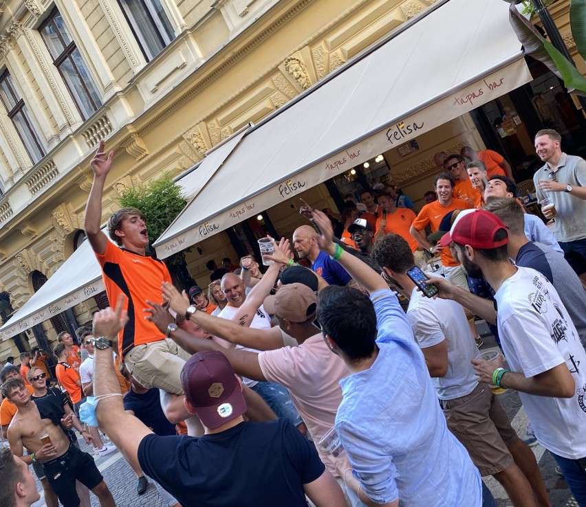 Budapeszt w kolorze Oranje. Holendrzy bawią się w stolicy Węgier przed meczem