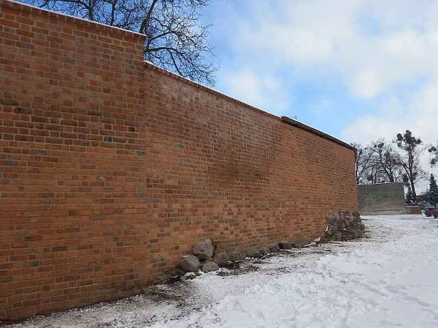 Kolejny fragment murów obronnych w Byczynie został wyremontowany.