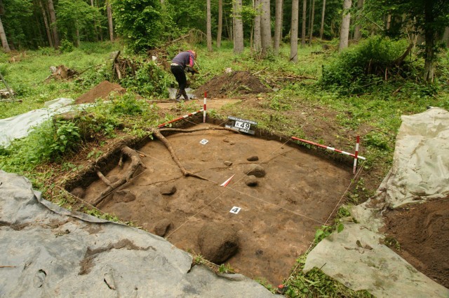 Naukowcy natrafili też na obłożony kamieniami grób płaski oraz kość. Jak mówi archeolog, jest ona krucha i  rozpada się.Szczątki zostaną poddane analizie DNA. Wyniki tych badań dadzą odpowiedź skąd przybyli tutaj wczesnośredniowieczni mieszkańcy.