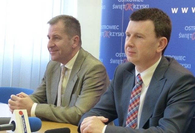 Piotr Dasios (z lewej) z prezydentem Ostrowca Jarosławem Górczyńskim.