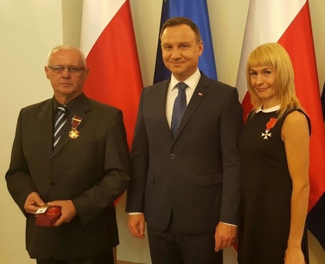 Mariusz Żabiński i Barbara Niewiedział odebrali odznaczenia od prezydenta Andrzeja Dudy.