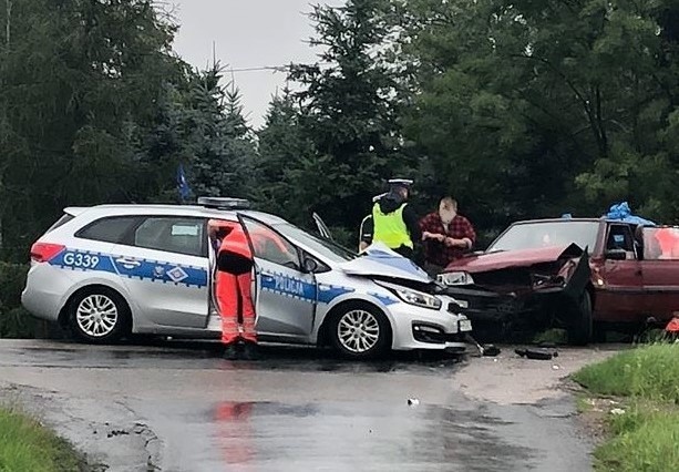 Czołowe zderzenie poloneza z radiowozem na granicy Frydrychowic i Choczni - AKTUALIZACJA